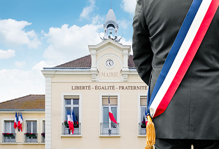 élu face à l'hôtel de ville