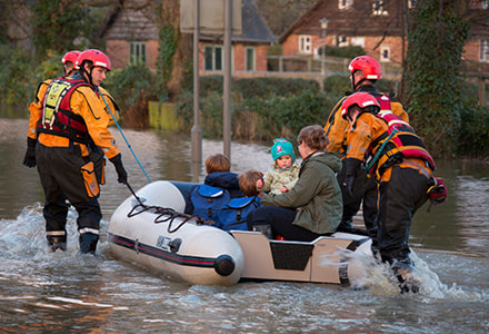 secouristes en train de sauver des citoyens lors d'une inondation